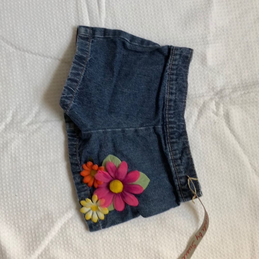 Decorated denim shorts